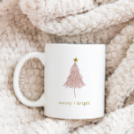 Caneca De Café Feliz de Árvore de Natal Minimizada   Brilho<br><div class="desc">Uma feliz de árvore de natal minimalista   caneca de café brilhante. Esta caneca de café apresenta uma simples árvore de Natal rosa e dourada. O texto pode ser personalizado com qualquer redação da sua escolha.</div>