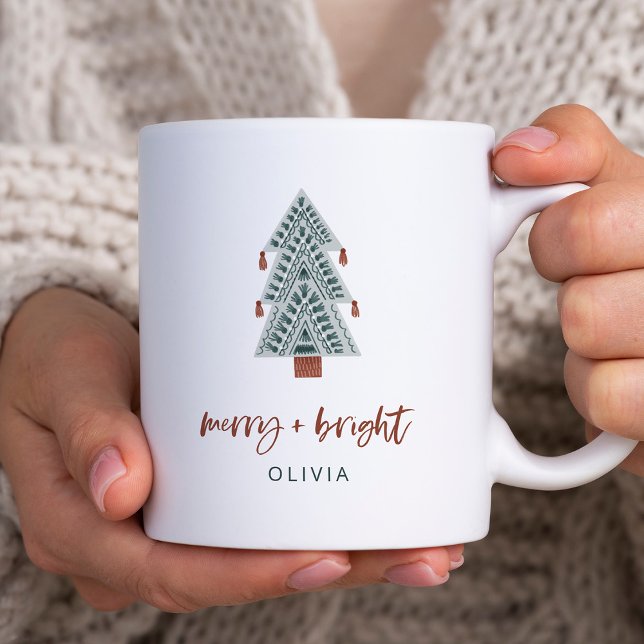 Caneca De Café Feliz e Brilho | Árvore de Natal Boho (A boho Christmas tree mug that says "merry + bright" in casual terracotta script)