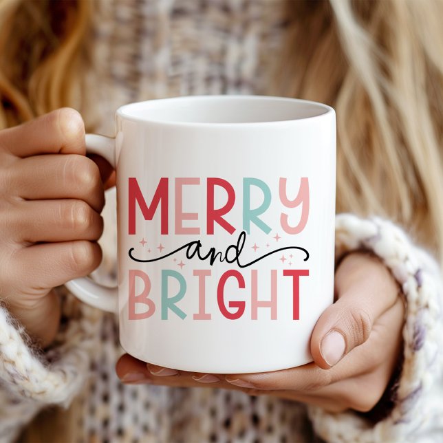 Caneca De Café "Feliz e Brilho" Rosa e Mint Natal Moderno ("Merry and Bright" Pink and Mint Modern Christmas Coffee Mug in a girl's hands.)
