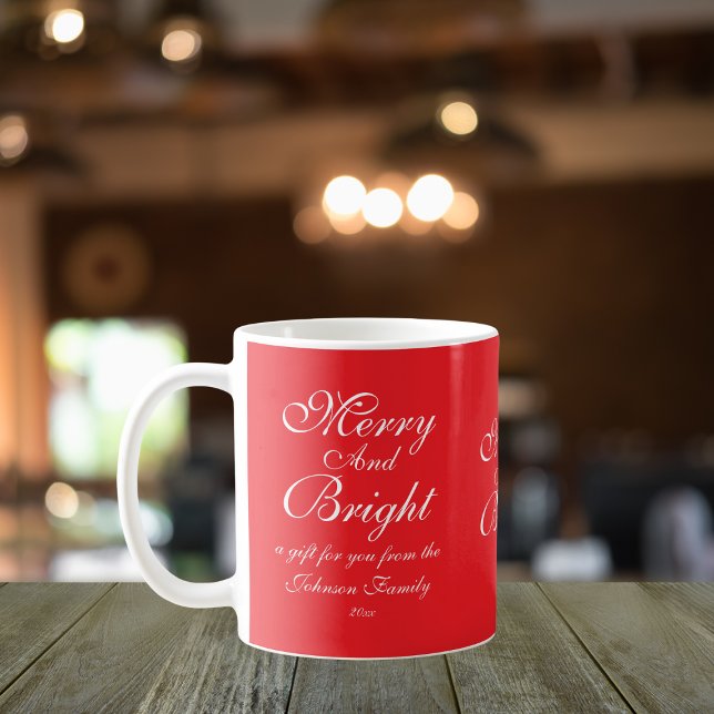 Caneca De Café Feliz E Letra Brilhante Nome Chic Red Christmas (Customizable "Merry And Bright', cheerful, chic red Christmas mug.)