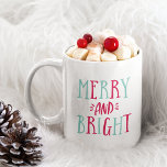 Caneca De Café Feliz e Natal Brilhante<br><div class="desc">A caneca festiva apresenta a citação "feliz e brilhante" na tipografia vibrante,  colorida vermelha e aqua.</div>