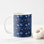 Caneca De Café Feliz Festa de Chanucá, bela decoração<br><div class="desc">Feliz Festa de Chanucá - Belo Decoração, Feriado Judeu, Café Mug e Taça. Antecedentes judaicos Holiday Hanukkah com símbolos tradicionais Chanukah - sonhos de madeira (rodando), rosquinhas, menorah de ouro, velas, estrela de David e padrão de papel de parede luminoso brilhante. Decoração de Eventos do Festival de Chanucá. Jerusalém, Israel....</div>