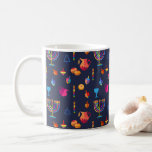 Caneca De Café Feliz Festa de Chanucá, bela decoração<br><div class="desc">Feliz Festa de Chanucá - Belo Decoração, Feriado Judeu, Café Mug e Taça. Antecedentes judaicos Holiday Hanukkah com símbolos tradicionais Chanukah - sonhos de madeira (rodando), rosquinhas, menorah de ouro, velas, estrela de David e padrão de papel de parede luminoso brilhante. Decoração de Eventos do Festival de Chanucá. Jerusalém, Israel....</div>