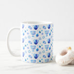 Caneca De Café Feliz Festa de Chanucá, bela decoração<br><div class="desc">Feliz Festa de Chanucá - Belo Decoração, Feriado Judeu, Café Mug e Taça. Antecedentes judaicos Holiday Hanukkah com símbolos tradicionais Chanukah - sonhos de madeira (rodando), rosquinhas, menorah de ouro, velas, estrela de David e padrão de papel de parede luminoso brilhante. Decoração de Eventos do Festival de Chanucá. Jerusalém, Israel....</div>