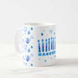 Caneca De Café Feliz Festa de Chanucá Belo Decoração Azul<br><div class="desc">Feliz Festa de Chanucá Belo Decoração Azul, Feriado Judeu, Café Mug e Taça. Antecedentes judaicos Holiday Hanukkah com símbolos tradicionais Chanukah - sonhos de madeira (rodando), rosquinhas, menorah de ouro, velas, estrela de David e padrão de papel de parede luminoso brilhante. Decoração de Eventos do Festival de Chanucá. Jerusalém, Israel....</div>