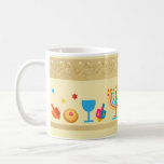 Caneca De Café Feliz Hanukkah Belo Feriado Judeu<br><div class="desc">Feliz Hanukkah Belo Café de Férias Judaicas Mug e Taça. Antecedentes judaicos Holiday Hanukkah com símbolos tradicionais Chanukah - sonhos de madeira (rodando topo),  rosquinhas,  menorah,  velas,  estrela de David e padrão de papel de parede luminoso brilhante. Decoração do Festival Chanucá. Jerusalém,  Israel.</div>