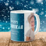 Caneca De Café Feliz Hanukkah Diversão Típica Estrela do Nome Dav<br><div class="desc">"Feliz Hanukkah." Uma tipografia engraçada e engraçada, uma estrela azul-clara aleatória do padrão David, e linhas de mão azul-marinho da meia-noite desenhando um fundo azul-escuro, junto com duas fotos de sua escolha, o ajudem a instigar em Chanucá. Sinta o calor e a alegria da temporada de festas sempre que você...</div>