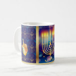 Caneca De Café Feliz Hanukkah, Feriado Judeu, Bonito<br><div class="desc">Feliz Hanukkah Belo Design de Café de Férias Judaicas. Antecedentes judaicos de Feriado Hanukkah com símbolos tradicionais de Chanukah - sonhos de madeira (rodando), rosquinhas, menorah, velas, estrela de David e papel de parede luminoso brilhante, padrão decorativo para Casa, Cozinha e Jantar, Drinkware, Mugs & Cups. Decoração do Festival Chanucá....</div>