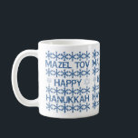 Caneca De Café Feliz Hanukkah Mazel Tov Star de David Menorah<br><div class="desc">Feliz Hanukkah Mazel Tov Star de David Menorah Hebrew Festival de Celebração da Luz Férias Judaicas Flocos de Neve Typografia Padrões de Café Mug</div>
