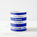 Caneca De Café Feliz Hanukkah Riscado Padrão Azul e Branco<br><div class="desc">Padrões Azul e Branco Strike,  Adicionar Nome e Texto Feliz,  Café Mug</div>