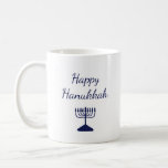 Caneca De Café Feliz Hanukkah Simple Blue Menorah<br><div class="desc">Feliz caneca de café Chanucá,  com uma simples menorah azul e design de tipografia de guião. Com a inscrição personalizável branca,  você pode adicionar seu próprio texto. Uma maneira festiva de aproveitar sua bebida quente favorita.</div>