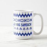 Caneca De Café Feliz Hanukkah "Suéter Feio"<br><div class="desc">Feliz Hanukkah "Suéter Feio" Mug. Só por diversão, que tal "Hug Sameach" em vez de "Chag Sameach/Happy Holiday :?) Mugs são um presente pensativo para dar e fácil de vestir, enchendo-se de alguns sonhos favoritos, doces, biscoitos, gelados ou ?, envoltos em celofane e uma pequena fita! Aproveite e feliz Chanukah/Hanukkah!...</div>