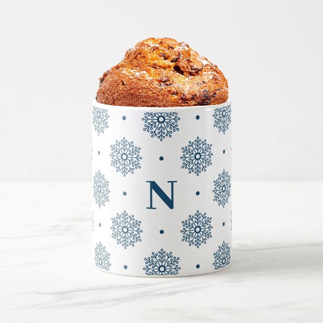 Caneca De Café Feriado de Monograma do Padrão Teal Snowflake (Elegant teal blue winter seasonal mug with simple minimalist monogram and snowflake pattern design.)