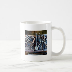 Caneca De Café Ferramentas de Ferreiro na Mesa