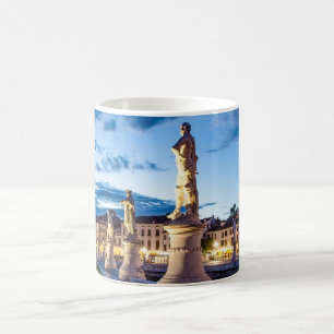 Caneca De Café Fila de estátuas iluminadas em Padova