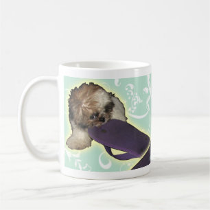 Caneca De Café Filhote de cachorro de Pochi com flip-flop roxo