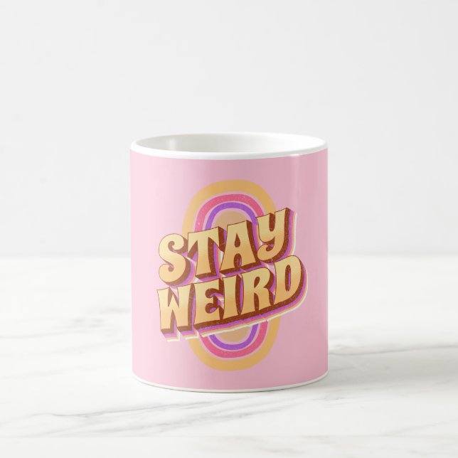 Caneca De Café Fique estranho com o design de texto retrô (Centro)