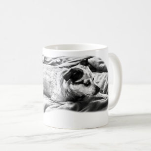 Caneca De Café Fireside Terrier no cobertor de inverno