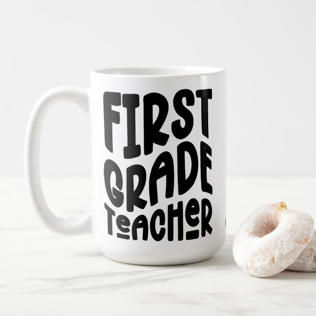 Caneca De Café First Grade Teacher Black Typography Design (Com Donut)