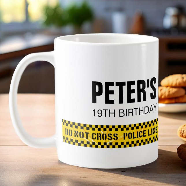 Caneca De Café Fitas amarelas de polícia de aniversário (Criador carregado)