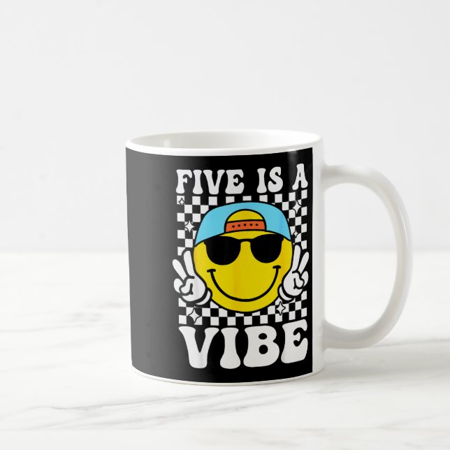Caneca De Café Five Is A Vibe 5th Birthday Groovy Boys Girls 5 Ye (Direita)