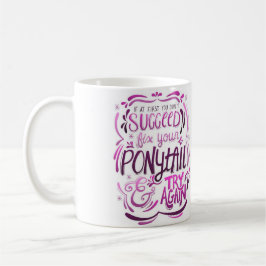 Caneca De Café Fixe seu rabo de cavalo e a tentativa agride outra