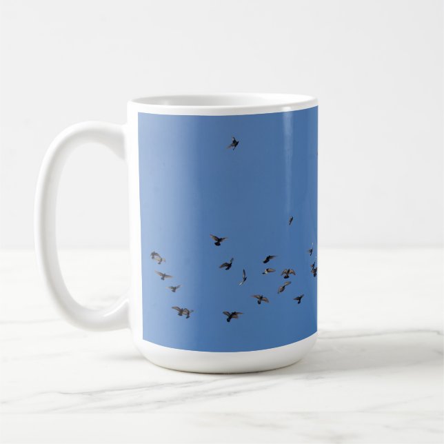 Caneca De Café Flock of Birds Flying in Clear Blue Sky with Parag (Esquerda)