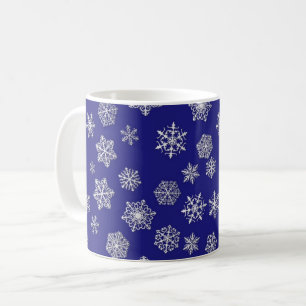 Caneca De Café Flocos de neve brancos contra azul de cobalto prof