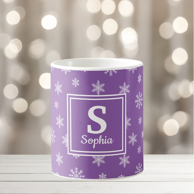 Caneca De Café Flocos de neve brancos de Natal Monograma roxo (Criador carregado)