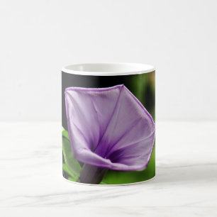 Caneca De Café Flor roxa no fundo verde