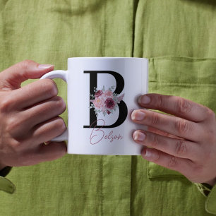 caneca de café floral em aquarela letra b