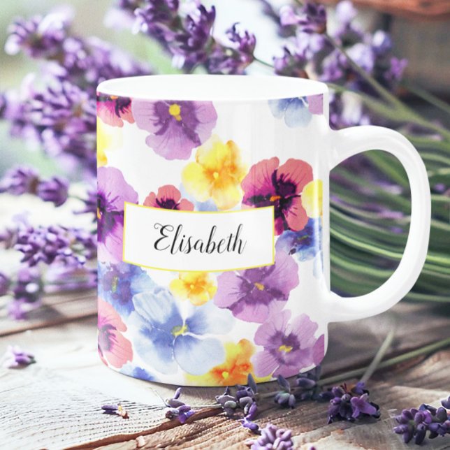 Caneca De Café Floral Ilustrado À Mão Com Pânsitos De Aquarelas E (This purple pansy mug features my own hand-painted wildflower art, and chic script typography.)