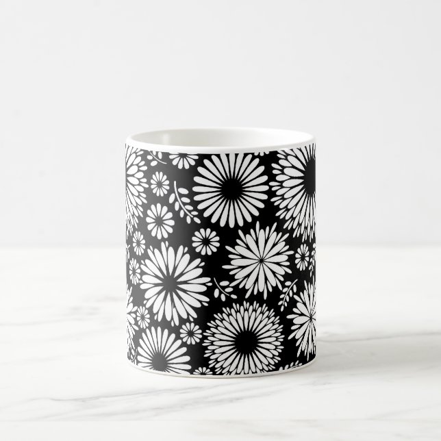 Caneca De Café Flores boho Padrão floral vetorial preto e branco (Centro)