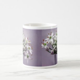 Caneca De Café Flores Brancas de Cebolinha com Alho sobre Roxo