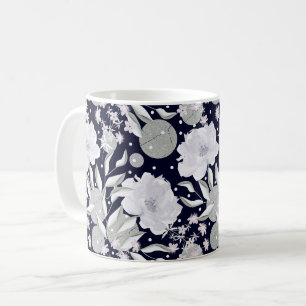 Caneca De Café Flores brancas de pénia em azul escuro.