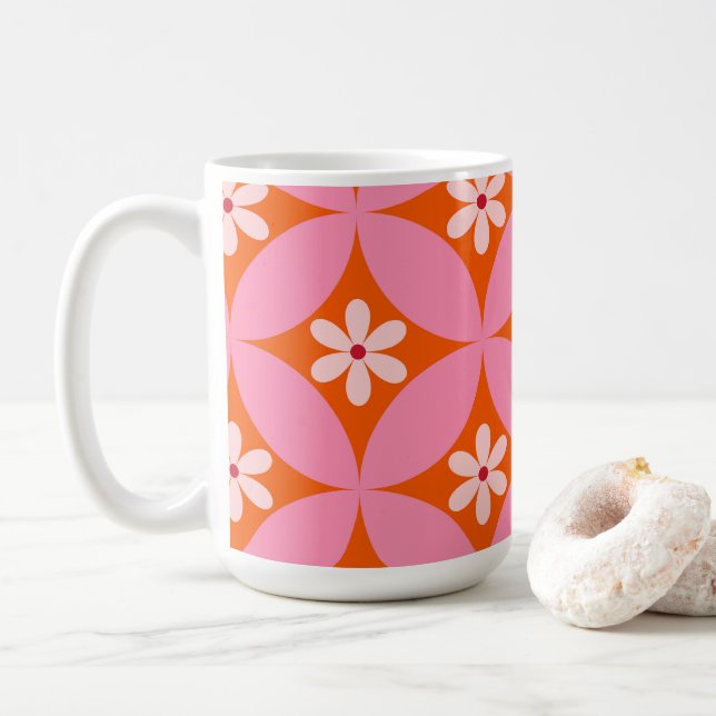 Caneca De Café Flores Brancas em Padrão de Círculos Rosa de Meado (Com Donut)