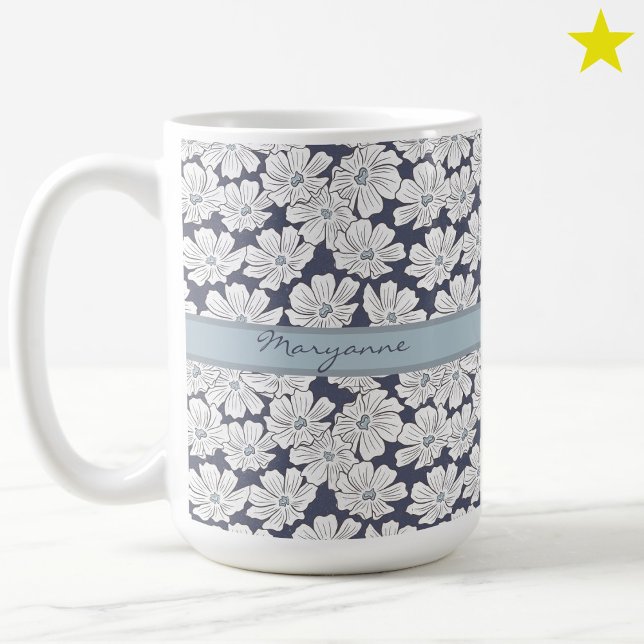 Caneca De Café Flores Brancas Rústicas Esboço Tom Azul Nome Perso (Criador carregado)