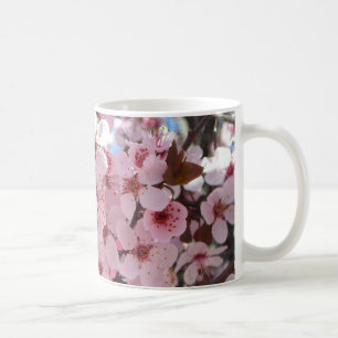 Caneca De Café Flores cor-de-rosa na árvore de florescência