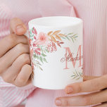 Caneca De Café Flores de Aquarela Cor-de-Rosa Esbranquiçada Nome<br><div class="desc">Uma bela mão verde-rosa-pincelada e senzenta pintada com aquarela ilustração floral numa caneca com seu próprio monograma personalizado e nome.</div>