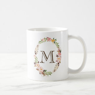 Caneca De Café Flores de Aquarela e Penas Boho Wreath Monograma