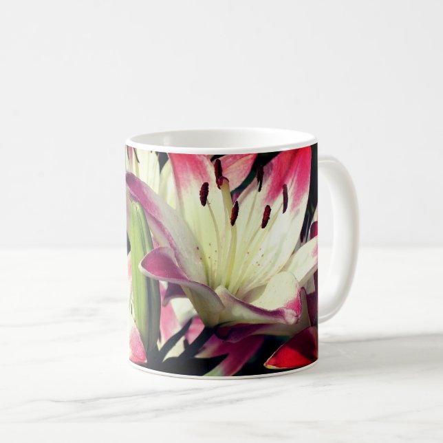 Caneca De Café Flores de Lily Sorridentes (Frente Esquerda)