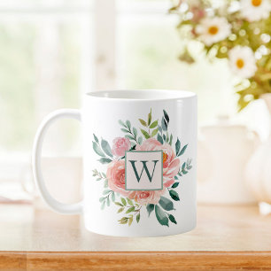 Caneca De Café Flores de Rosa e Peônia Rosa em Aquarela Monograma