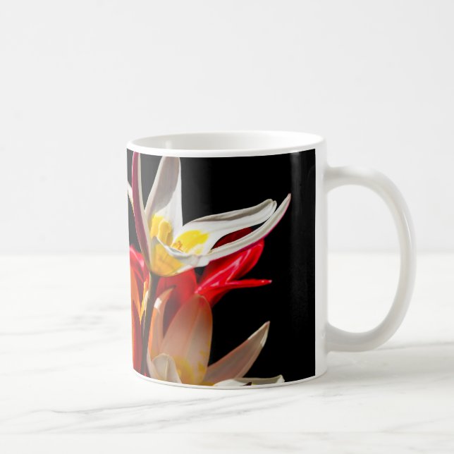Caneca De Café Flores de tulipa contra fundo preto (Direita)