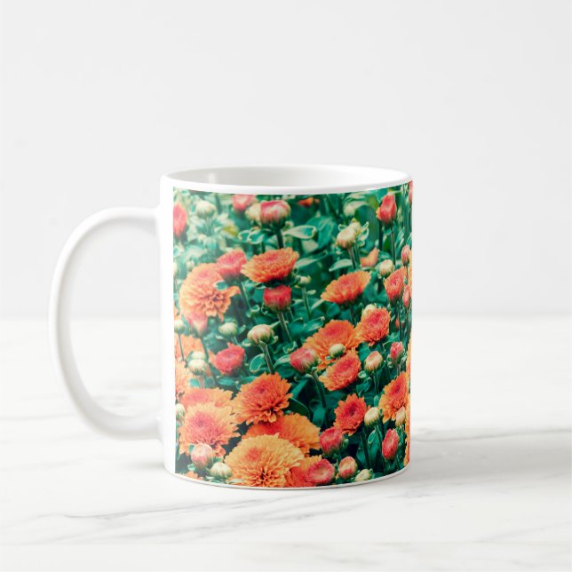 Caneca De Café Flores florescentes num outono de jardinagem, fund (Esquerda)