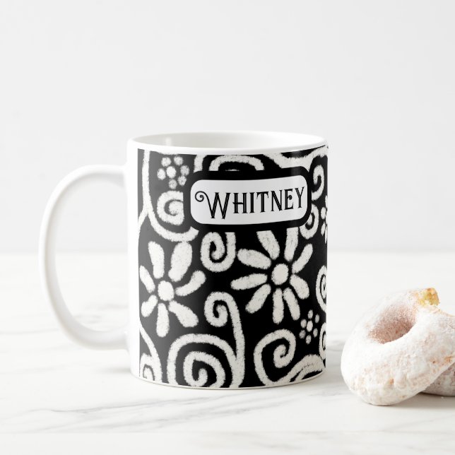 Caneca De Café Flores Pretas e Flores Brancas Personalizadas (Com Donut)