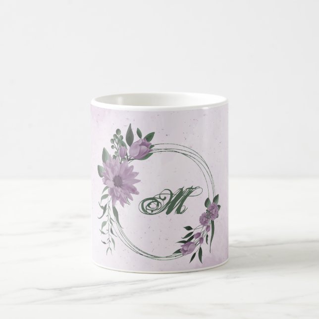 Caneca De Café flores românticas em roxo empoeirado e folhagem (Centro)