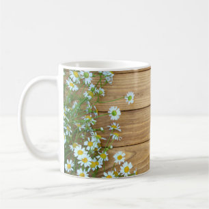 Caneca De Café Flores selvagens, ervas: fundo de madeira.