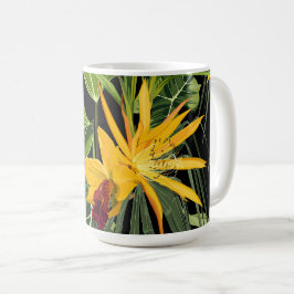 Caneca De Café Flores tropicais e folhas de palma na impressão de