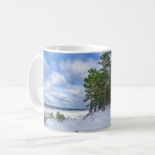 Caneca De Café Floresta de pinheiros perto da costa marítima da L