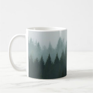 Caneca De Café Floresta na neblina matinal na montanha. Spruce